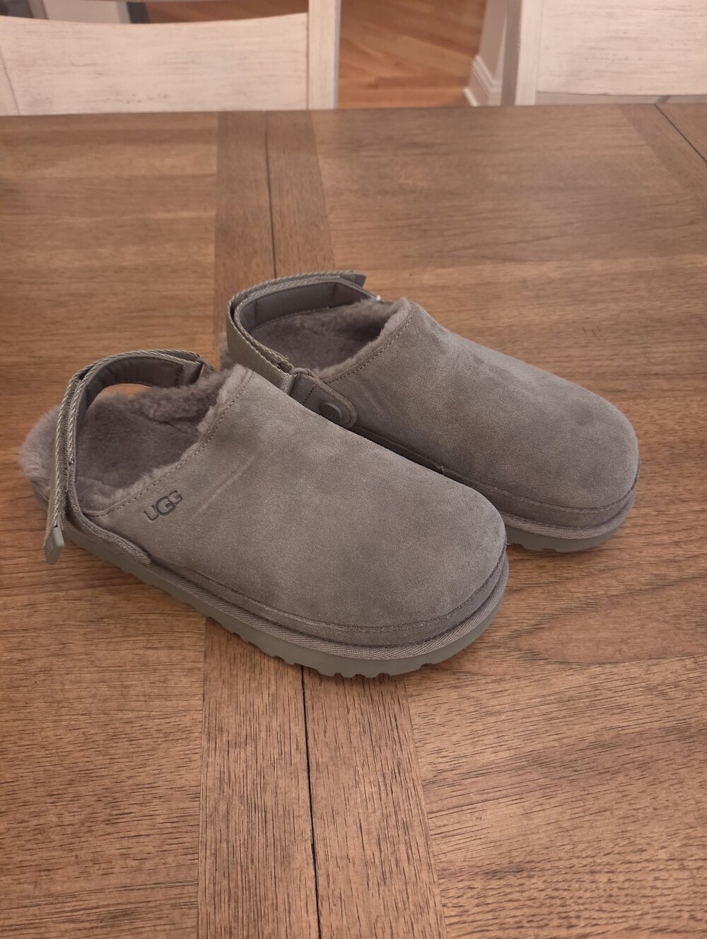 UGG Goldenstar Cozy Clog - Like New - Size 8